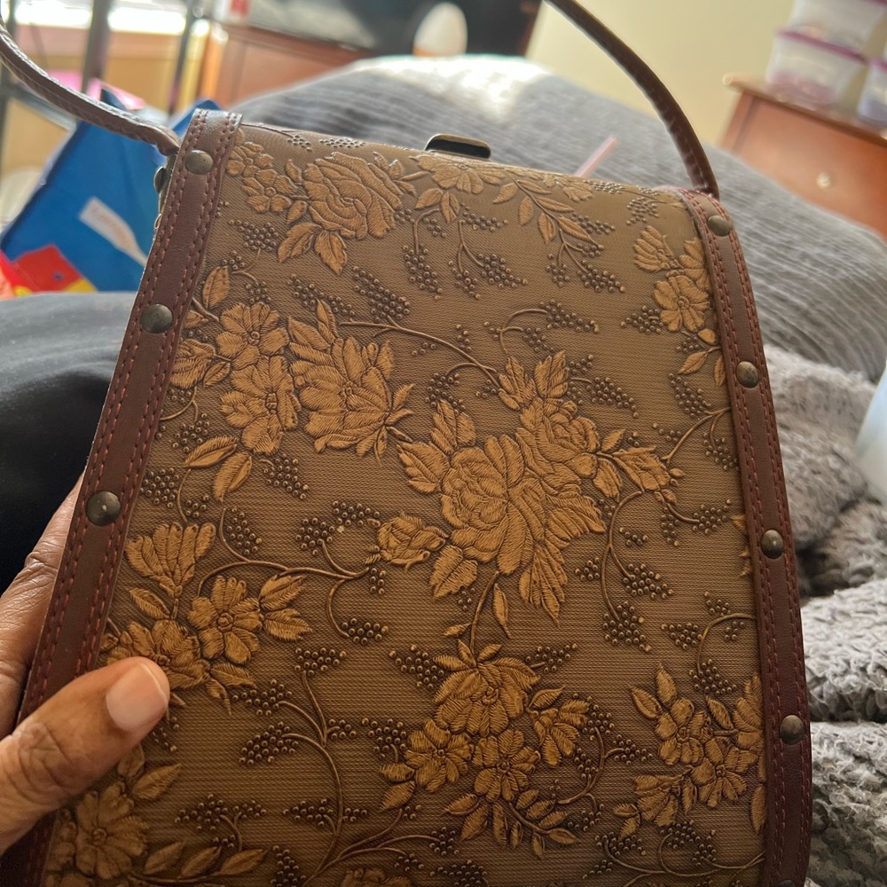 Cute Vintage Purse. If you like vintage than you will love this one!